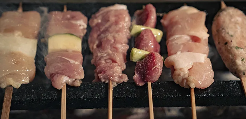 焼鳥 鈴音の焼き台に並ぶ焼く前の串